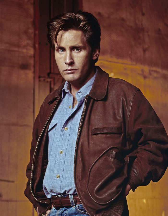 Actor masculino con chaqueta de cuero y camisa azul, destacando entre las estrellas masculinas con altura real sorprendente.