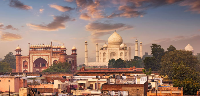 Vista panorámica del Taj Mahal con cielo al atardecer, representando destinos turísticos y lugares visitados por personas.
