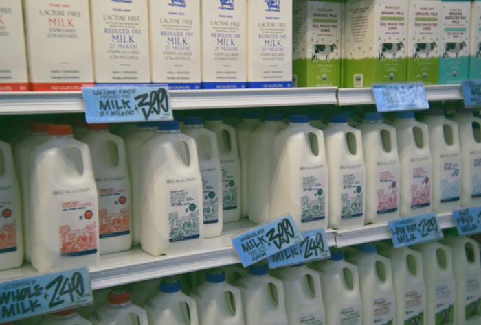 Estantes con leche en supermercado mostrando confusión y falta de conocimiento común en productos lácteos.