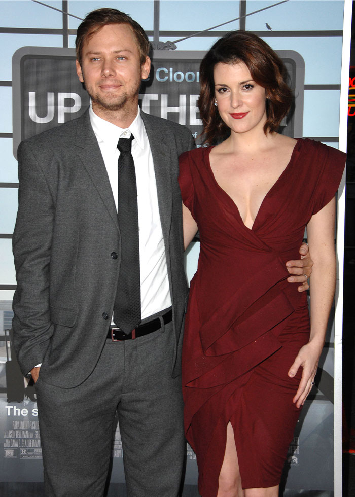 Pareja de celebridades posando junta en evento, representando matrimonios de famosos olvidados en la cultura pop. Pareja de celebridades posando junta en evento, representando matrimonios de famosos olvidados en la cultura pop.