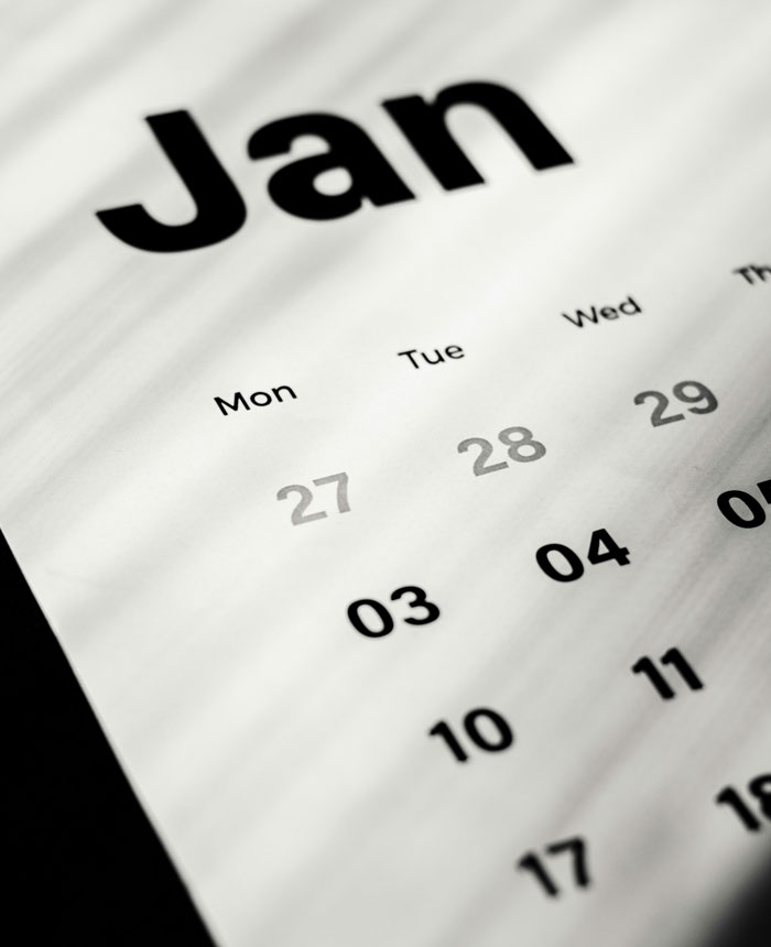 Calendario mostrando los días de enero, ilustrando ejemplos divertidos de desconocimiento de conocimientos comunes.