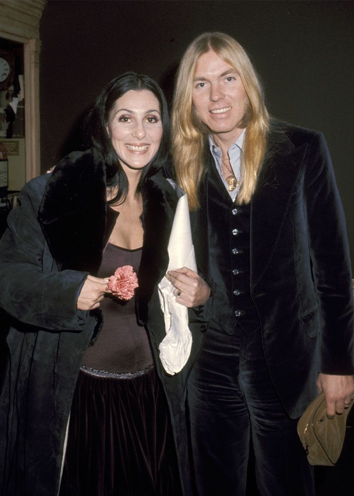 Pareja de celebridades posando junta, resaltando matrimonios de celebridades olvidados en la cultura popular. Pareja de celebridades posando junta, resaltando matrimonios de celebridades olvidados en la cultura popular.