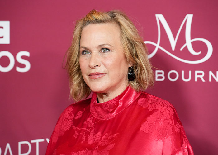 Mujer famosa con vestido rojo en evento, ilustrando los costos ocultos y el alto precio de la fama para celebridades.