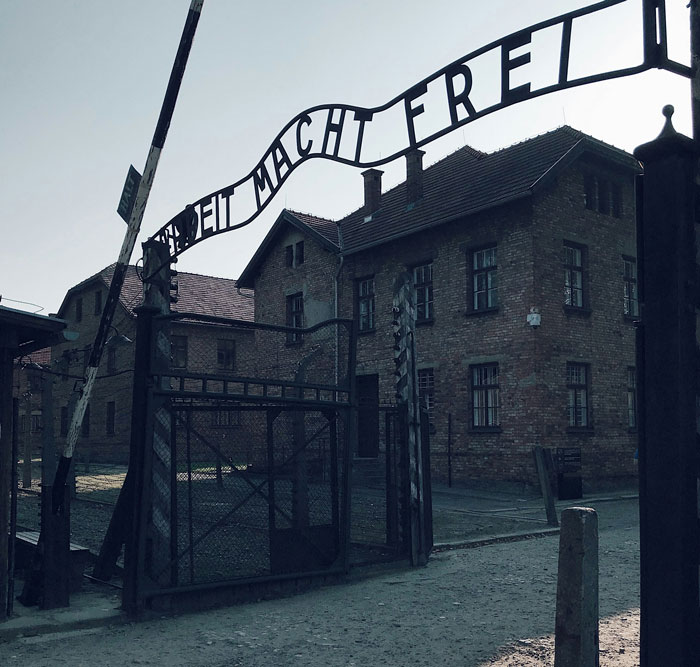 Entrada de un lugar histórico con edificios de ladrillo, representando uno de los peores lugares que la gente ha visitado.