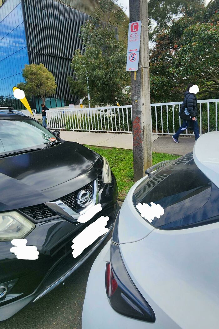 Dos autos chocan por mal estacionamiento en la calle, ejemplificando personas que actuaron mal y fueron expuestas.