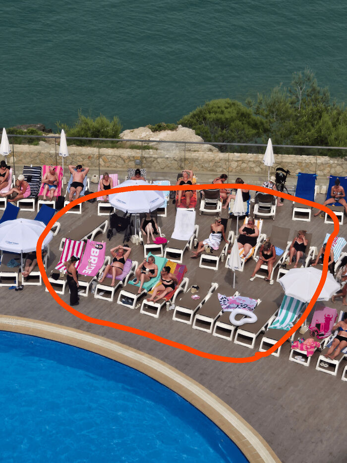 Personas en piscina tomando el sol en tumbonas, acción mostrando comportamientos expuestos por actuar mal.