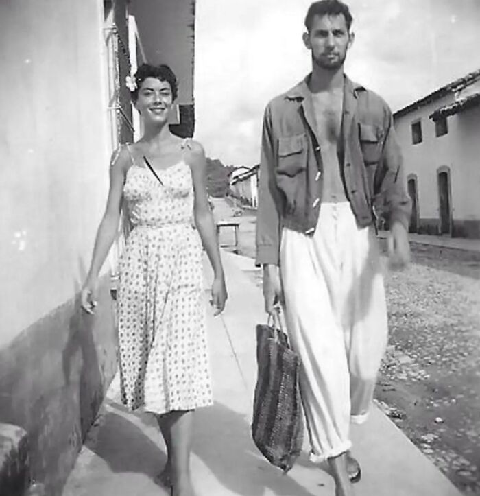Pareja caminando en una calle antigua, disfrutando y viviendo la vida en un tiempo muy diferente, estilo de vida retro. Pareja caminando en una calle antigua, disfrutando y viviendo la vida en un tiempo muy diferente, estilo de vida retro.