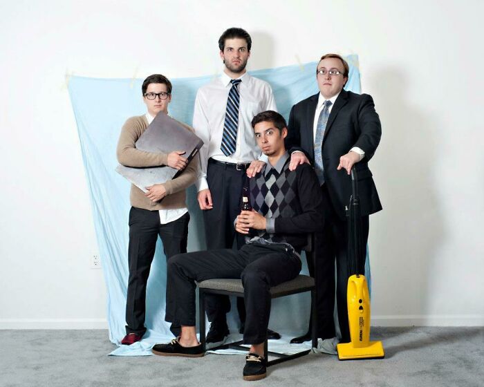 Grupo familiar posando de forma incómoda y divertida, capturando una de las fotos familiares más icónicas y torpes.