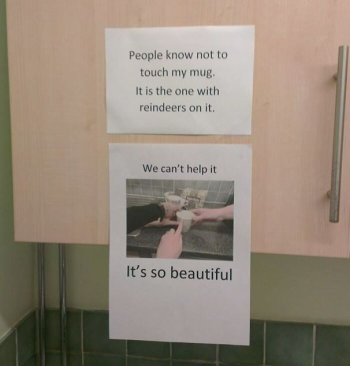 Notas pasivo-agresivas en el trabajo con mensajes humorísticos sobre tazas, para inspirar actitudes pasivo-agresivas laborales.
