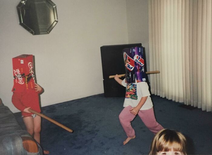 Niños con cajas de refrescos en la cabeza jugando, una foto familiar incómoda y divertida que se ha vuelto icónica.