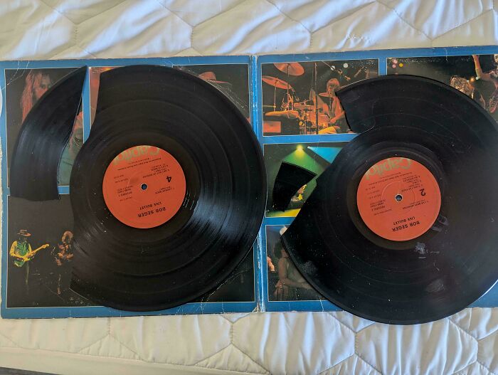 Discos de vinilo rotos mostrando una molestia leve pero muy frustrante en inconvenientes cotidianos.