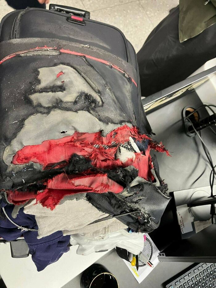 Maletín desgastado y roto, ejemplo de inconvenientes molestos leves que causan frustración diaria e irritación.