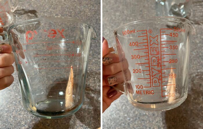 Taza medidora Pyrex con marcas de medición difíciles de leer, causando una ligera pero molesta incomodidad.