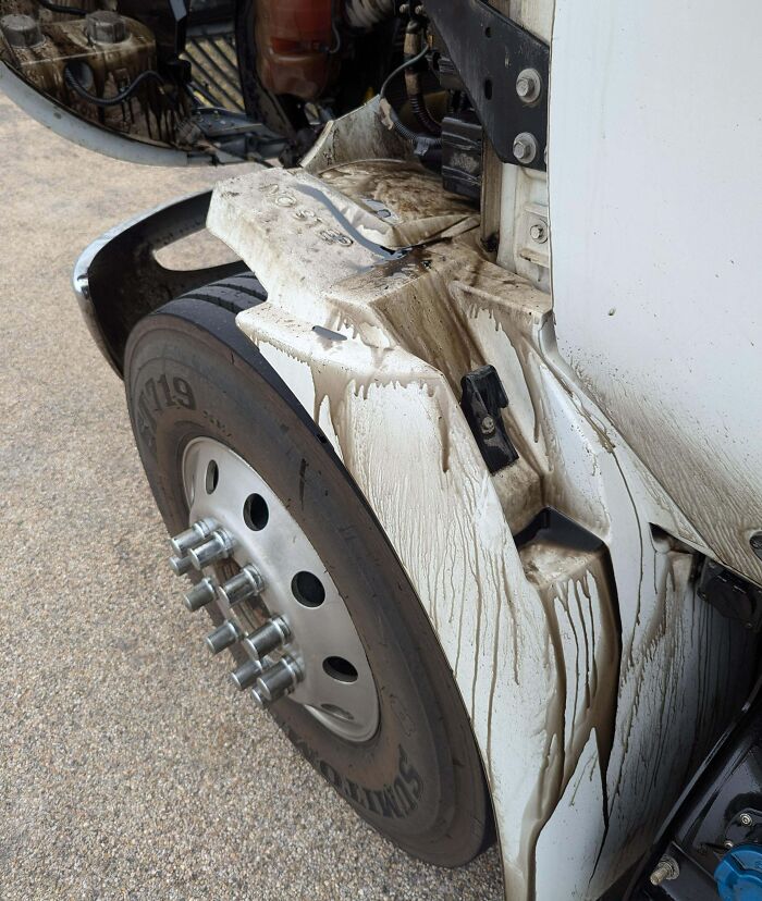 Rueda de camión con suciedad acumulada mostrando inconvenientes leves pero muy frustrantes en la vida diaria.