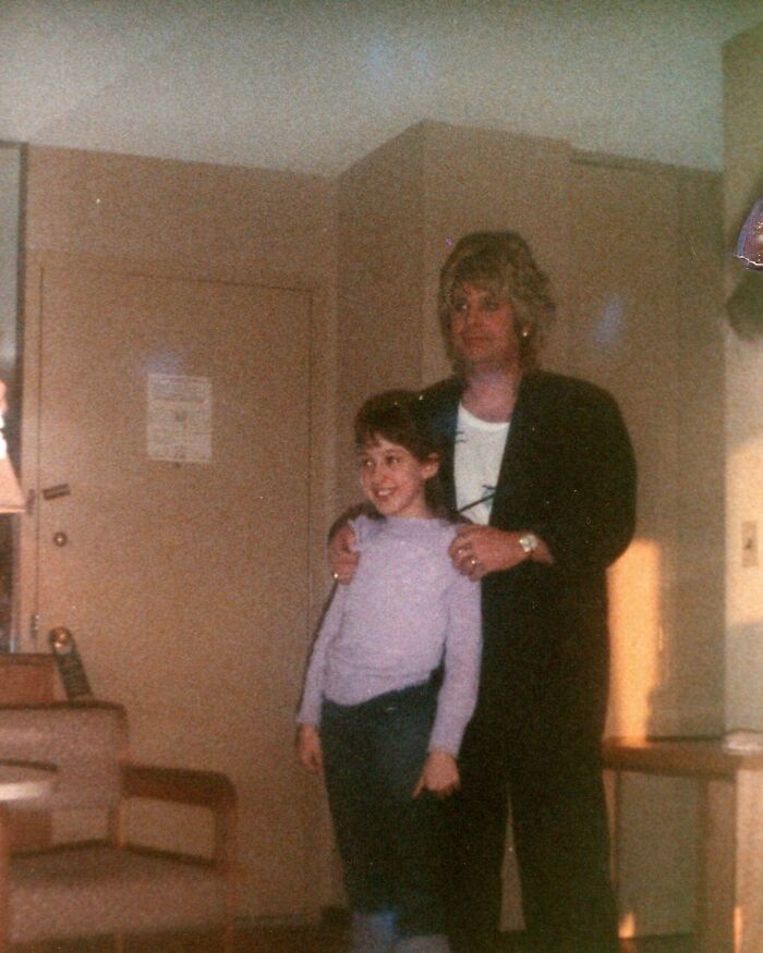 Mujer y niña posando juntas en interior, foto familiar auténtica representativa de los años 1980 y estilo de esa década.