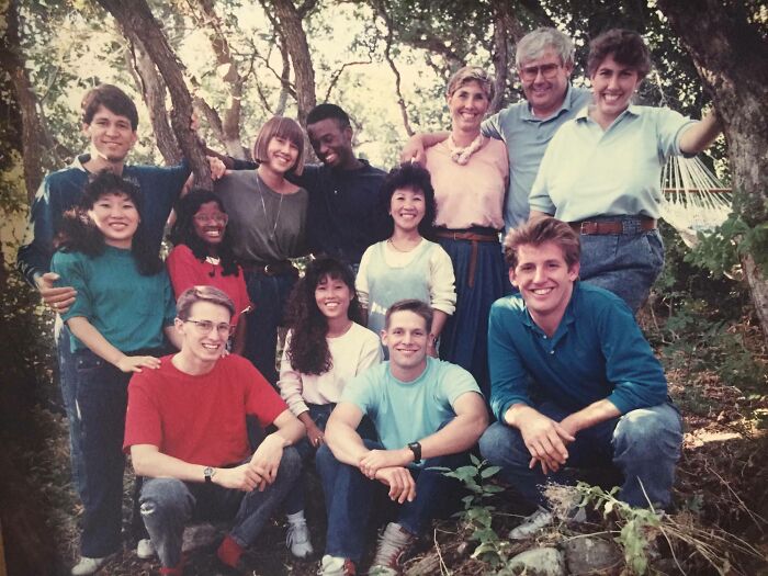 Grupo de jóvenes posando al aire libre, mostrando moda y estilo de los años 1980 en una foto fascinante y única.