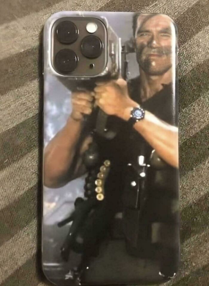 Funda de móvil con imagen de hombre armado que representa las fotos que impactan en grupo online que hace reír.