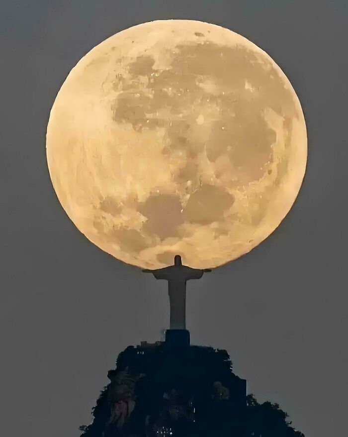 Cristo Redentor con una luna llena gigante al fondo en una imagen que representa pics que impactan y hacen reír.