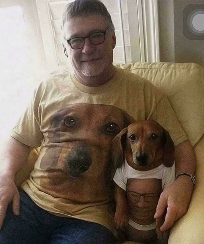Hombre sonriente con camiseta de perro junto a perro pequeño con camiseta que tiene imagen de hombre, foto divertida.