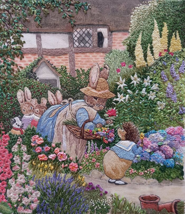 Conejos y erizo bordados en jardín floral detallado representando estilo cottagecore en ambiente campestre encantador.