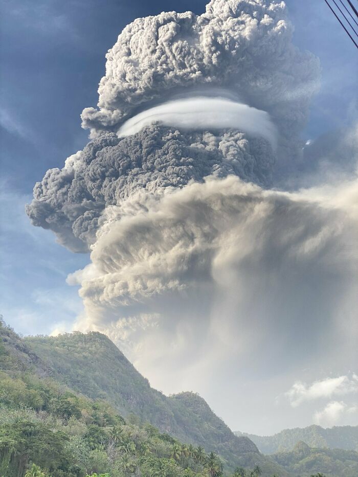 Colosal erupción volcánica con una nube de ceniza imponente capturada en una foto de algo muy random encontrado.