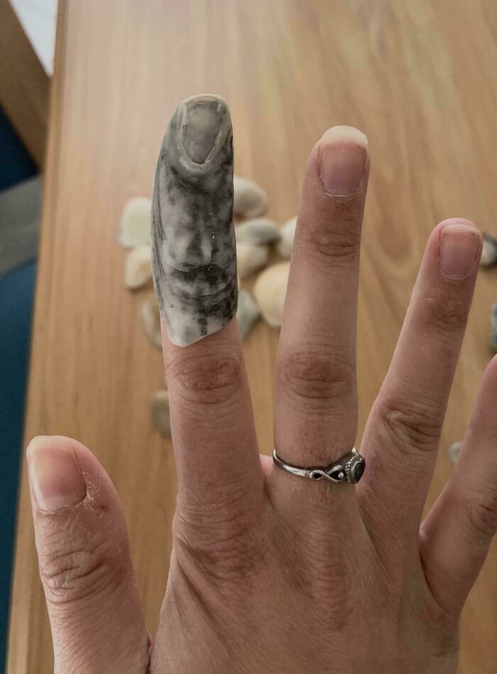 Dedo cubierto con piedra que parece un dedo real, representando experiencias extrañas inexplicables en personas.