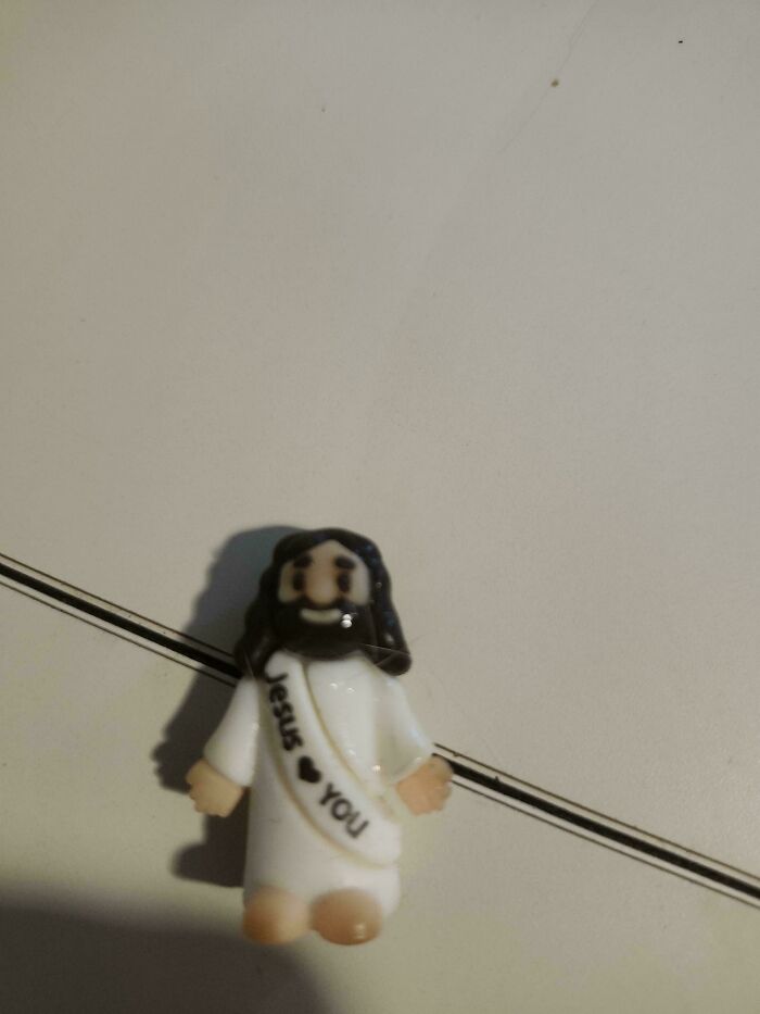 Figura pequeña de Jesús con cinturón que dice Jesus love you, representando experiencias extrañas inexplicables.