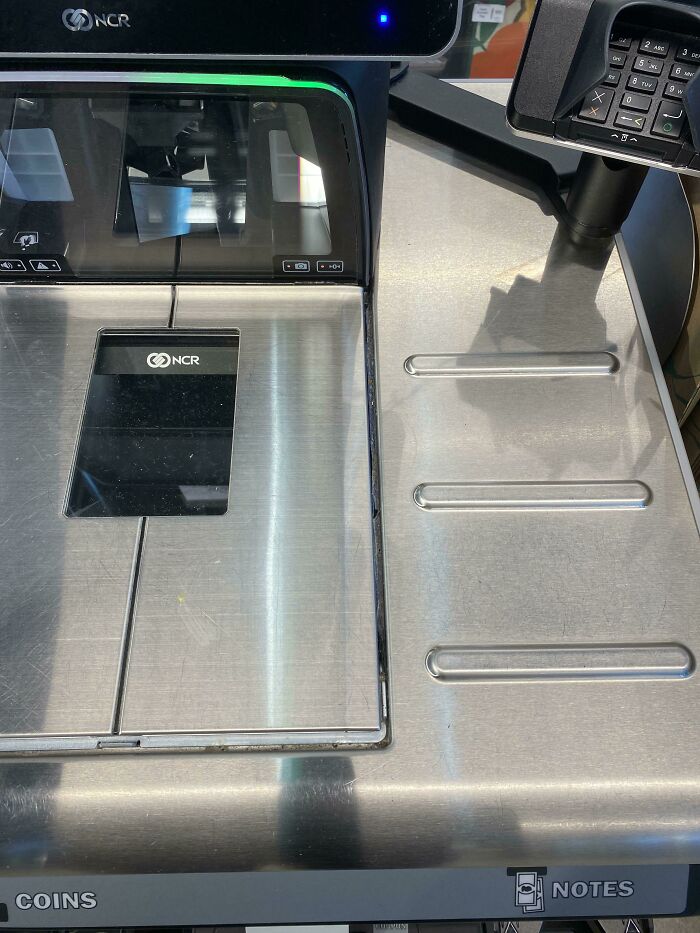 Terminal de autoservicio con lector NFC y espacio para monedas y billetes, representando un mal día que puede empeorar.