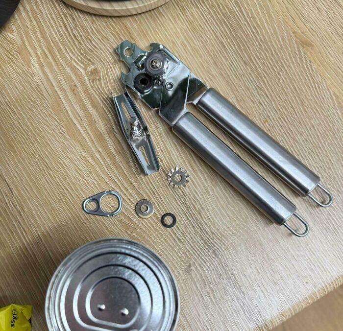 Abrelatas roto con piezas desmontadas sobre mesa de madera, foto para recordar que siempre puede empeorar.