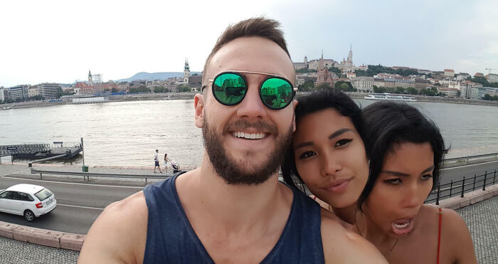 Tres personas sonrientes tomando una selfie junto a un río, captura casual de algo muy random encontrado.