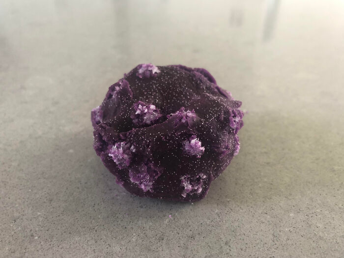 Objeto extraño de color púrpura con textura cristalina encontrado por personas y fotografiado para mostrar algo muy random.