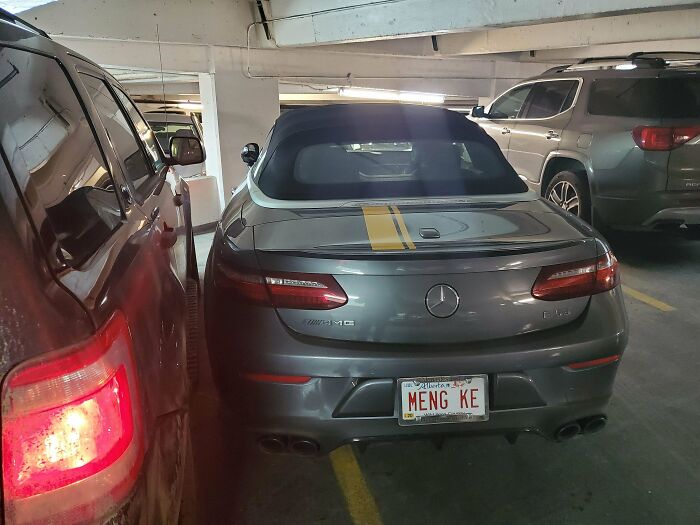Coche deportivo estacionado ocupando dos lugares en un parqueadero, un ejemplo de venganza pequeña satisfactoria.