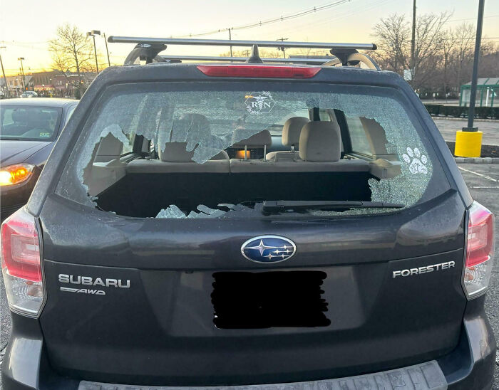 Coche Subaru Forester con ventana trasera rota estacionado al aire libre que muestra que siempre puede empeorar.