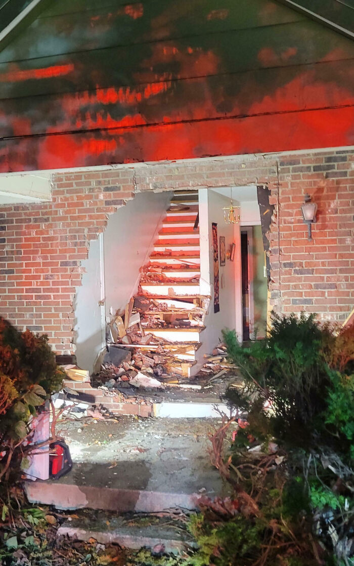 Casa con daño severo en pared y escalera destruida ilustrando que hoy puede sentirse horrible y empeorar aún más.