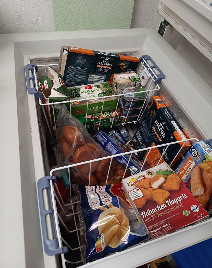 Congelador lleno de alimentos congelados variados para recordar que siempre puede empeorar el día con fotos impactantes.