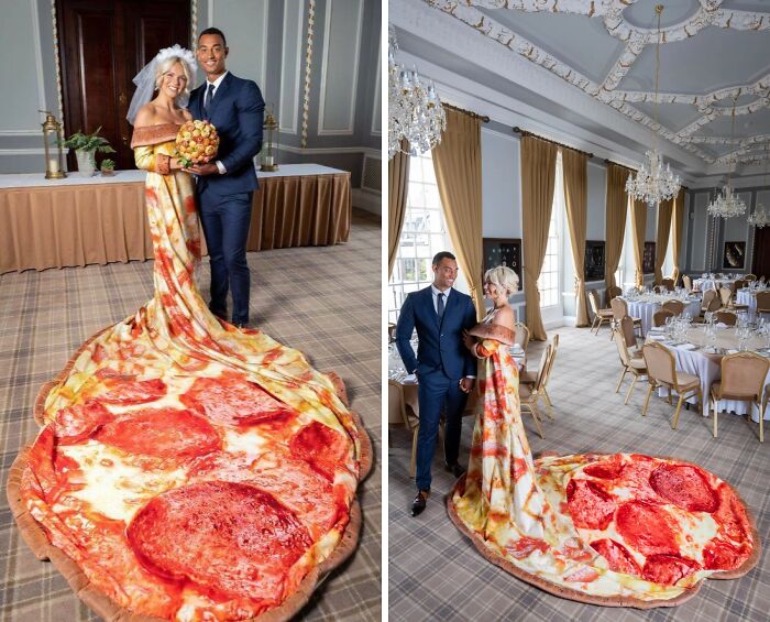 Novia con vestido de boda estampado de pizza y novio en traje formal posando en salón elegante.
