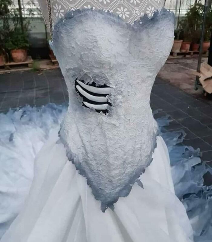 Vestido de novia blanco con daño visible en corsé, ejemplo de momentos en que las novias deberían pensarlo dos veces antes de comprar.