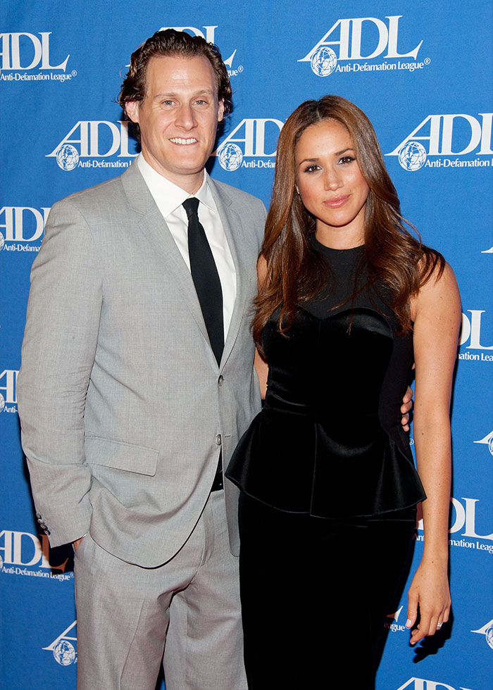 Pareja de celebridades posando junta en evento de la Anti-Defamation League, relacionado con matrimonios de celebridades olvidados. Pareja de celebridades posando junta en evento de la Anti-Defamation League, relacionado con matrimonios de celebridades olvidados.