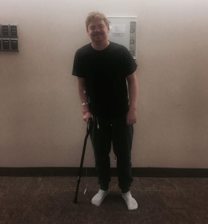 Hombre con muleta y vendajes en un entorno médico, imagen relacionada con publicaciones médicas inquietantes y extrañas.