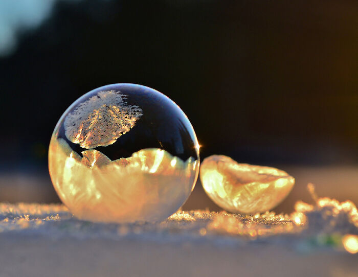 Burbuja de hielo congelada con patrones naturales capturada en fotografía de algo muy al azar encontrado.