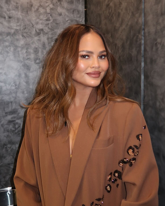 Mujer famosa con cabello suelto y maquillaje natural, vistiendo abrigo marrón, ilustrando celebridades que perdieron fanbases rápidamente. Mujer famosa con cabello suelto y maquillaje natural, vistiendo abrigo marrón, ilustrando celebridades que perdieron fanbases rápidamente.