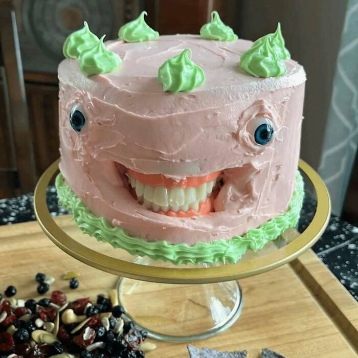 Pastel raro y bizarro con dientes humanos y ojos de caramelo que muestra una imagen extraña y fuera de lo común.