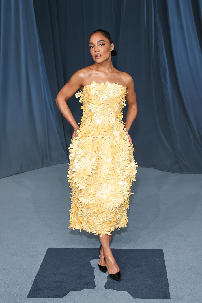 Mujer con vestido amarillo floral en la gala del Museo de la Academia 2025 mostrando aciertos y errores de moda. Mujer con vestido amarillo floral en la gala del Museo de la Academia 2025 mostrando aciertos y errores de moda.