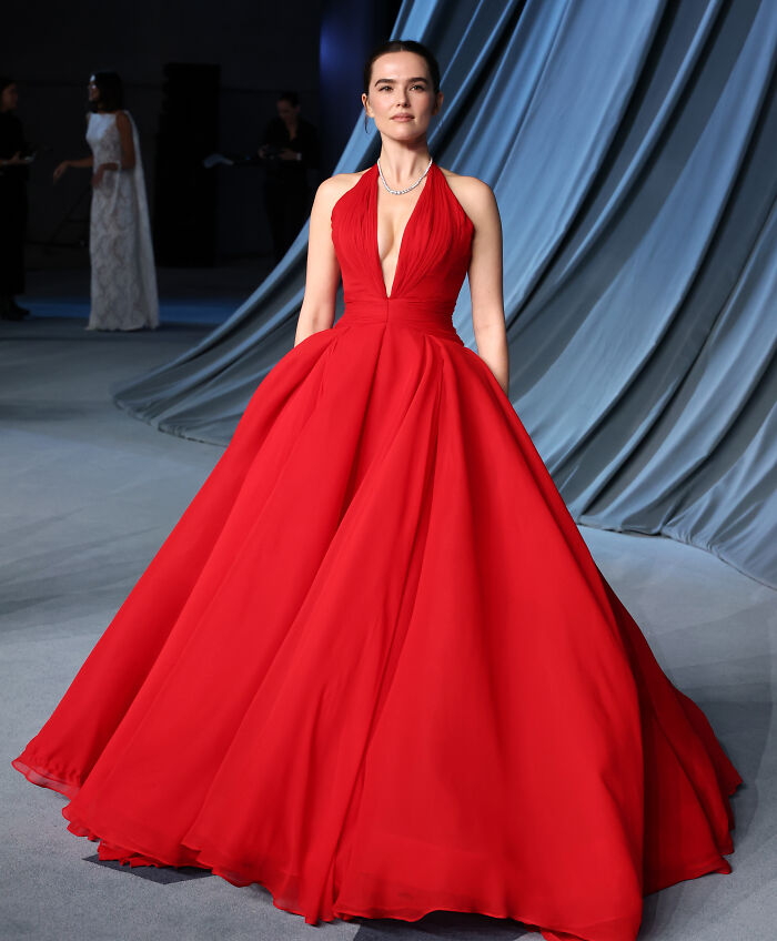 Mujer con vestido rojo de gala en evento de moda 2025 del Academy Museum mostrando aciertos y errores de estilo. Mujer con vestido rojo de gala en evento de moda 2025 del Academy Museum mostrando aciertos y errores de estilo.