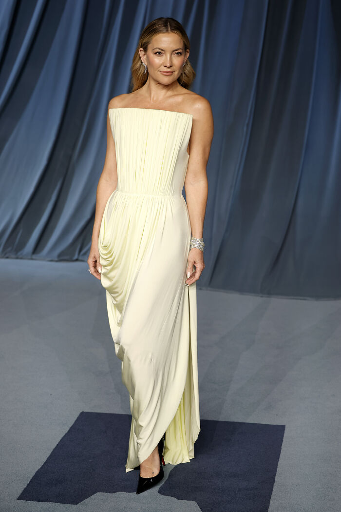 Mujer con vestido largo blanco, elegante y minimalista, en evento de moda Academy Museum Gala 2025, mostrando fashion hits y misses. Mujer con vestido largo blanco, elegante y minimalista, en evento de moda Academy Museum Gala 2025, mostrando fashion hits y misses.
