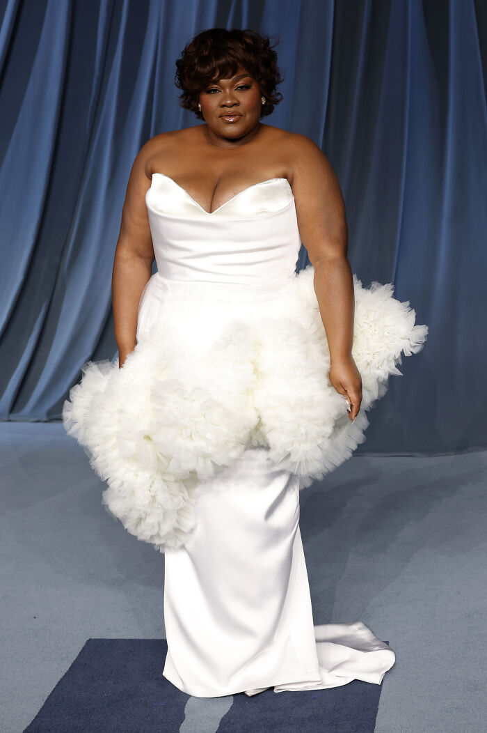 Mujer con vestido blanco elegante y voluminoso posando en gala, destacando en moda y estilos en el evento de 2025. Mujer con vestido blanco elegante y voluminoso posando en gala, destacando en moda y estilos en el evento de 2025.