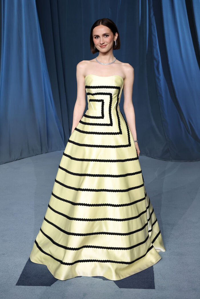 Mujer con vestido amarillo y negro en gala del museo Academy, mostrando aciertos y errores de moda 2025. Mujer con vestido amarillo y negro en gala del museo Academy, mostrando aciertos y errores de moda 2025.