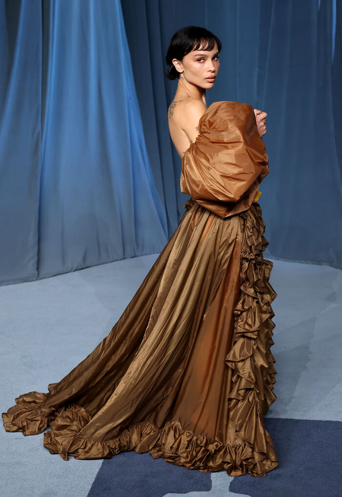 Mujer con vestido marrón largo y elegante en evento de moda con aciertos y errores de la gala del Museo de la Academia 2025. Mujer con vestido marrón largo y elegante en evento de moda con aciertos y errores de la gala del Museo de la Academia 2025.