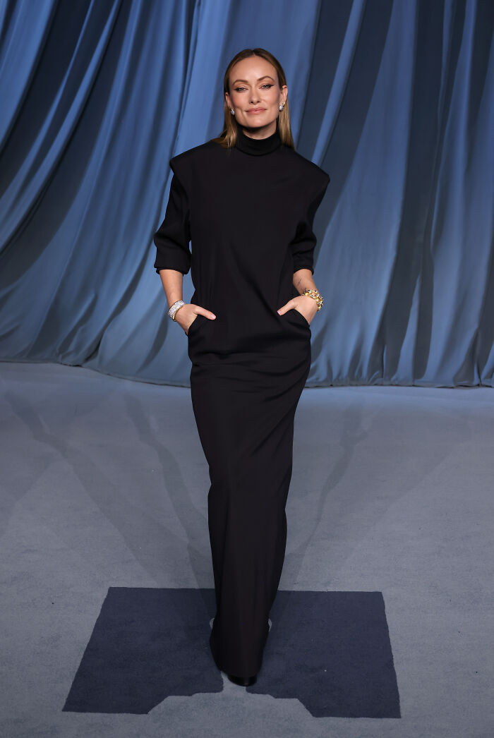 Mujer vestida con elegante vestido negro posando en la alfombra en evento de moda del Academy Museum Gala 2025. Mujer vestida con elegante vestido negro posando en la alfombra en evento de moda del Academy Museum Gala 2025.