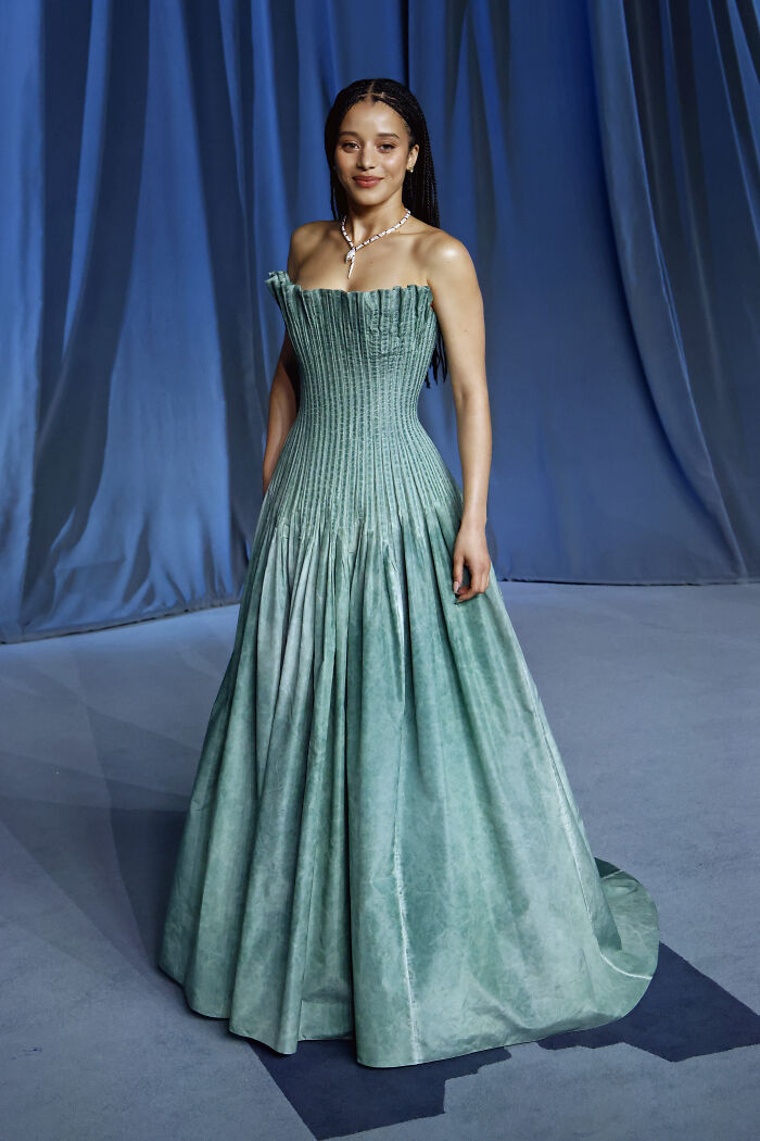 Mujer con vestido verde elegante y collar, en evento de moda destacado en la Gala del Museo de la Academia 2025. Mujer con vestido verde elegante y collar, en evento de moda destacado en la Gala del Museo de la Academia 2025.